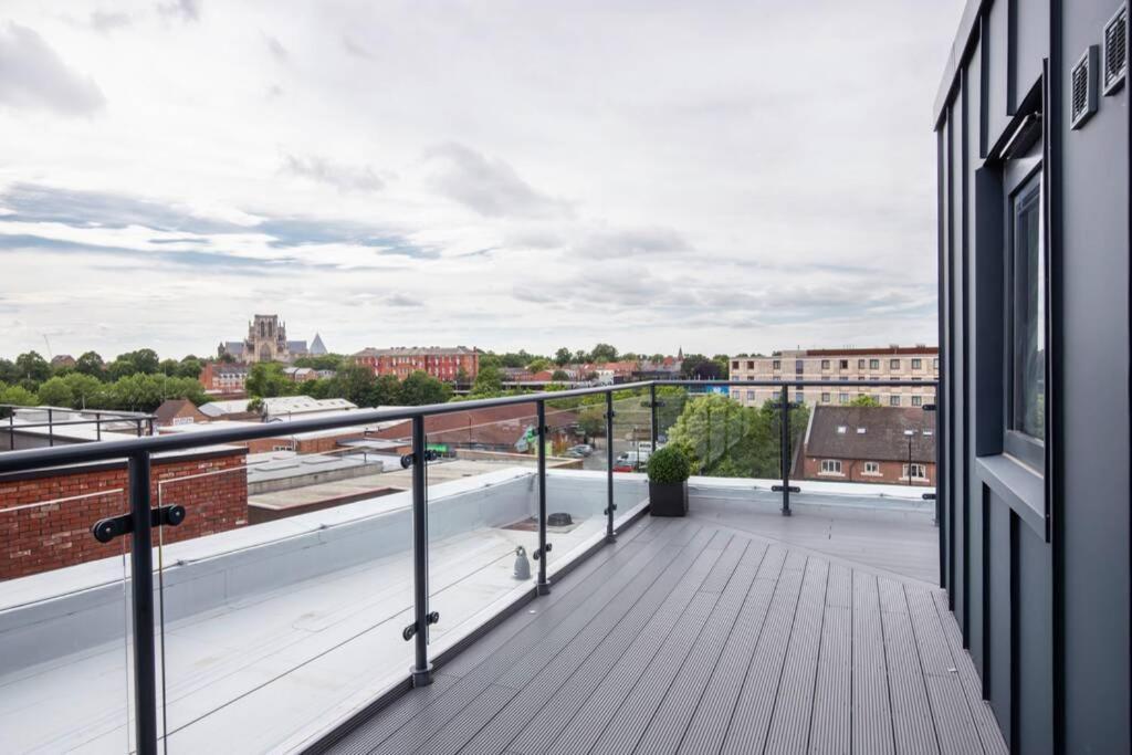 2 Bedroom Penthouse - Large Balcony - Minster View York Exterior foto